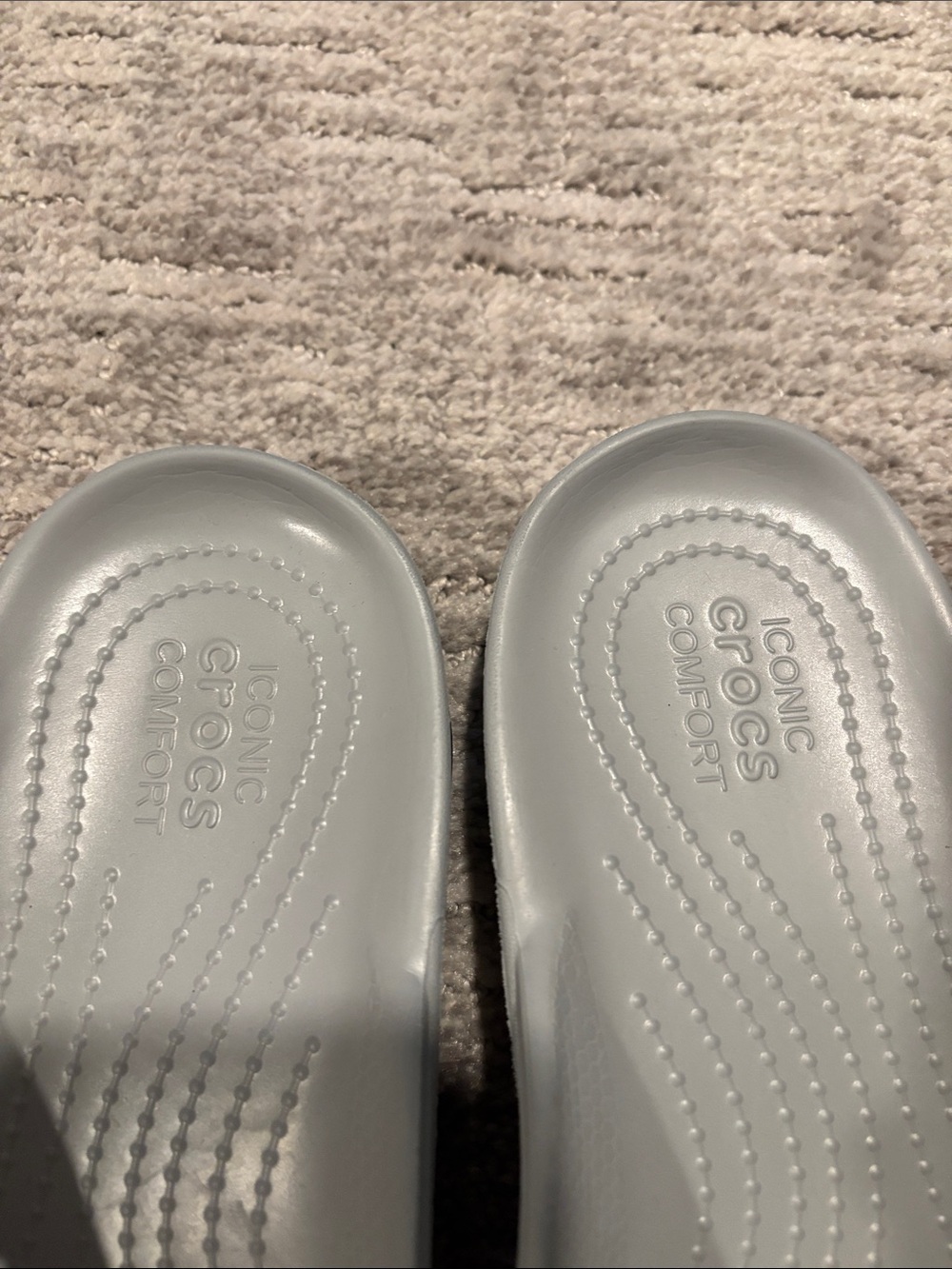 CROCS Silver Foam Flip-Flops men 7 women’s 9 - Picture 2 of 4